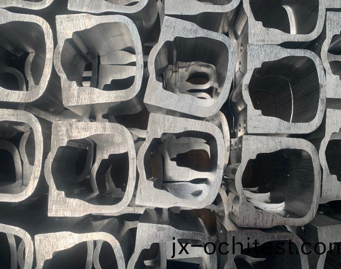 來(lai)一(yi)組(zu)鋁(lv)電(dian)動(dong)機外殼(ke)切(qie)割使(shi)用(yong)全(quan)自動(dong)切(qie)鋁機(ji)現(xian)場(chang)圖