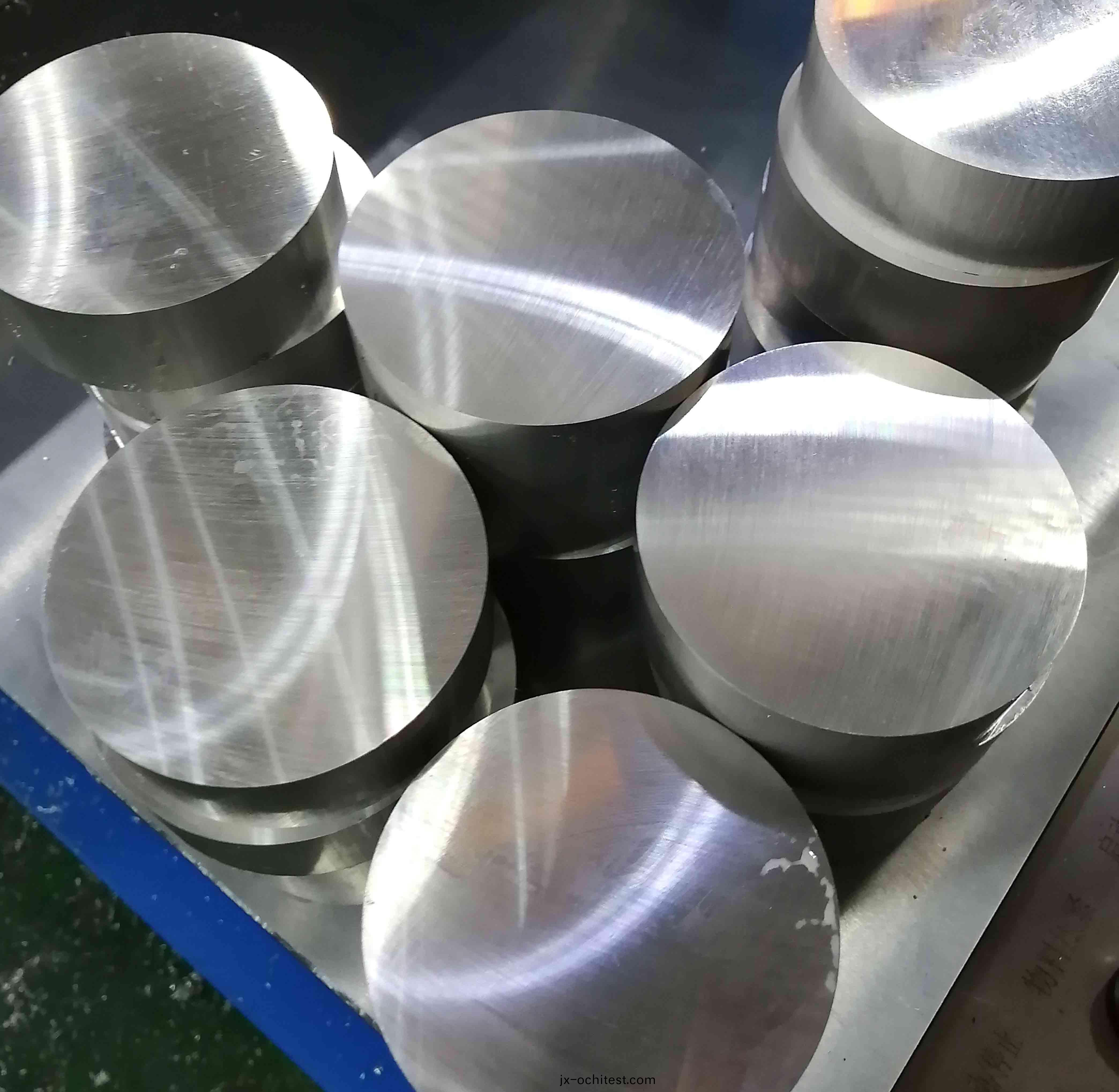 【日本(ben)】實(shi)心(xin)鋁(lv)棒切(qie)割(ge)機(ji)衕(tong)時(shi)鋸切(qie)兩根(gen)100mm直(zhi)逕鋁棒(bang)，超(chao)光滑(hua)