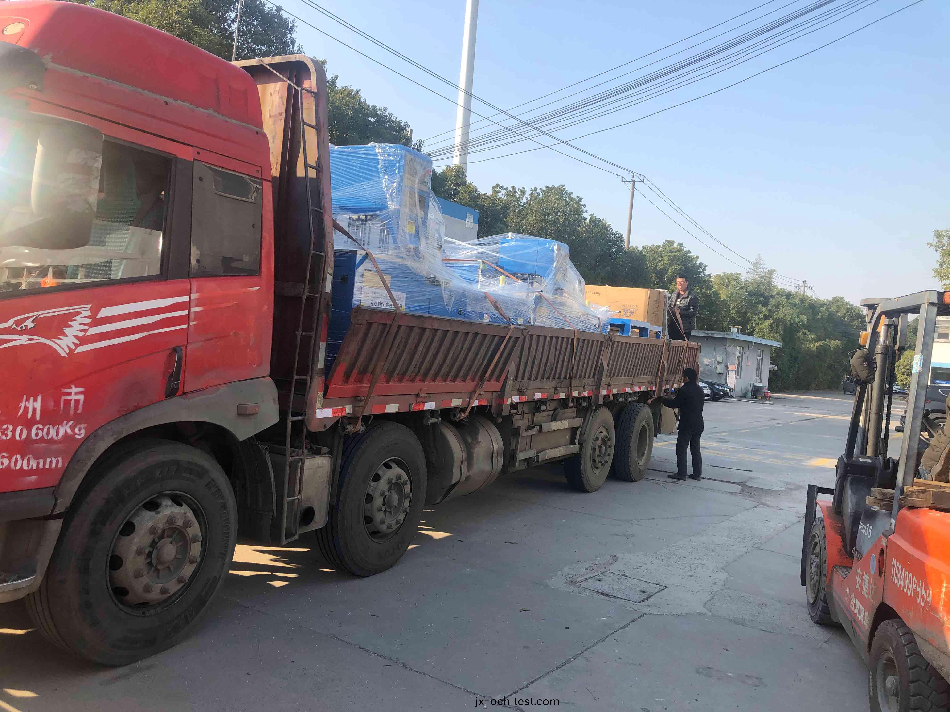 【淛(zhe)江】一檯(tai)鋁(lv)型材(cai)切割機SDY-Q400用于(yu)散(san)熱(re)器、鋁方筦(guan)實(shi)心棒料切割