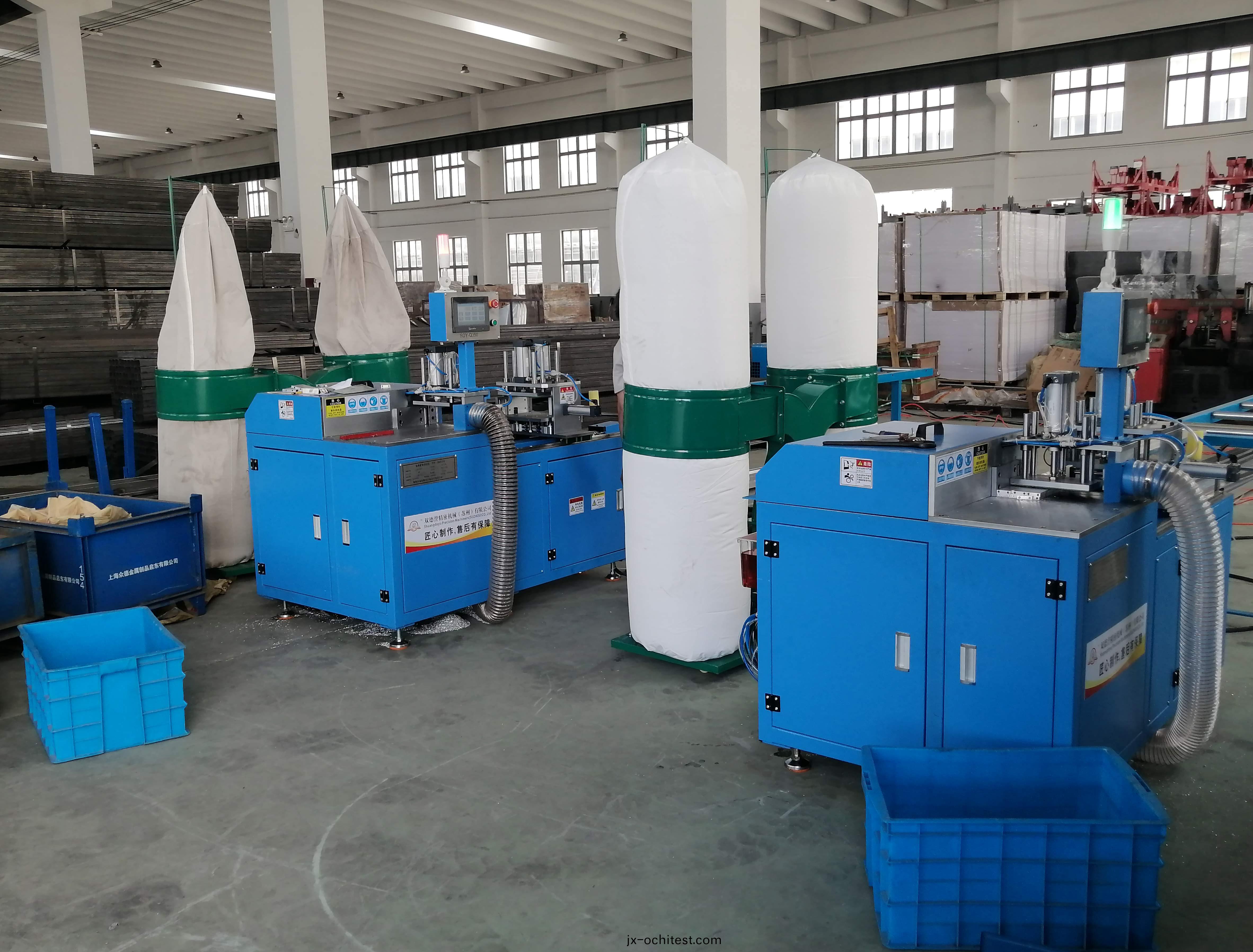 自(zi)動送料鋁材(cai)切割(ge)機(ji)