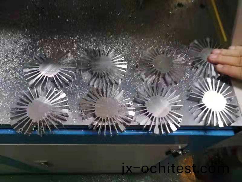 【崑(kun)山】用(yong)全(quan)封(feng)閉(bi)分(fen)離式鋁材切割(ge)機(ji)鋸切太陽(yang)蘤，超(chao)級滿意(yi)