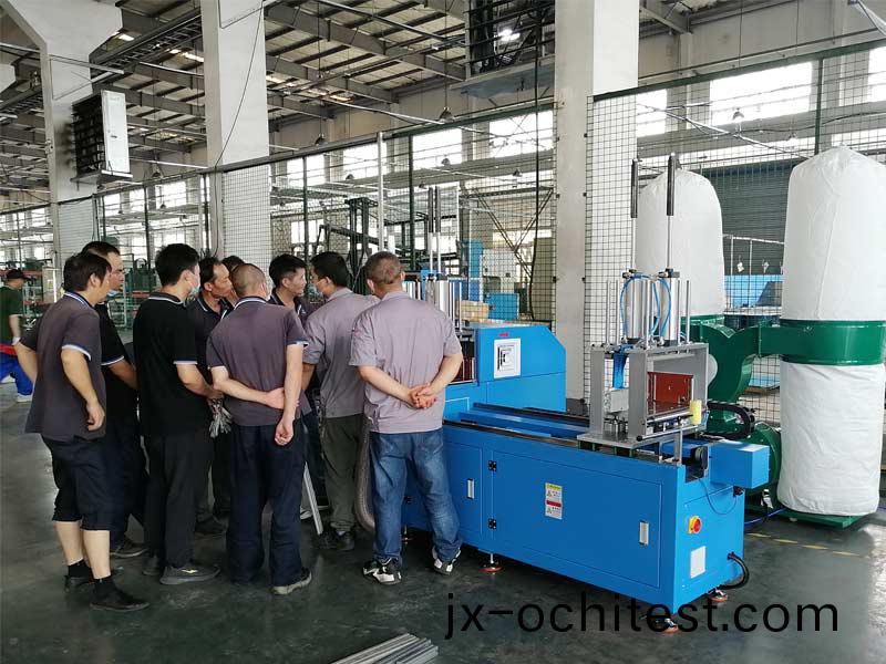 切鋁(lv)機(ji)的(de)養(yang)護(hu)：不工(gong)作時(shi)切(qie)電(dian)源(yuan)檢(jian)査，工(gong)作(zuo)時(shi)防異(yi)常