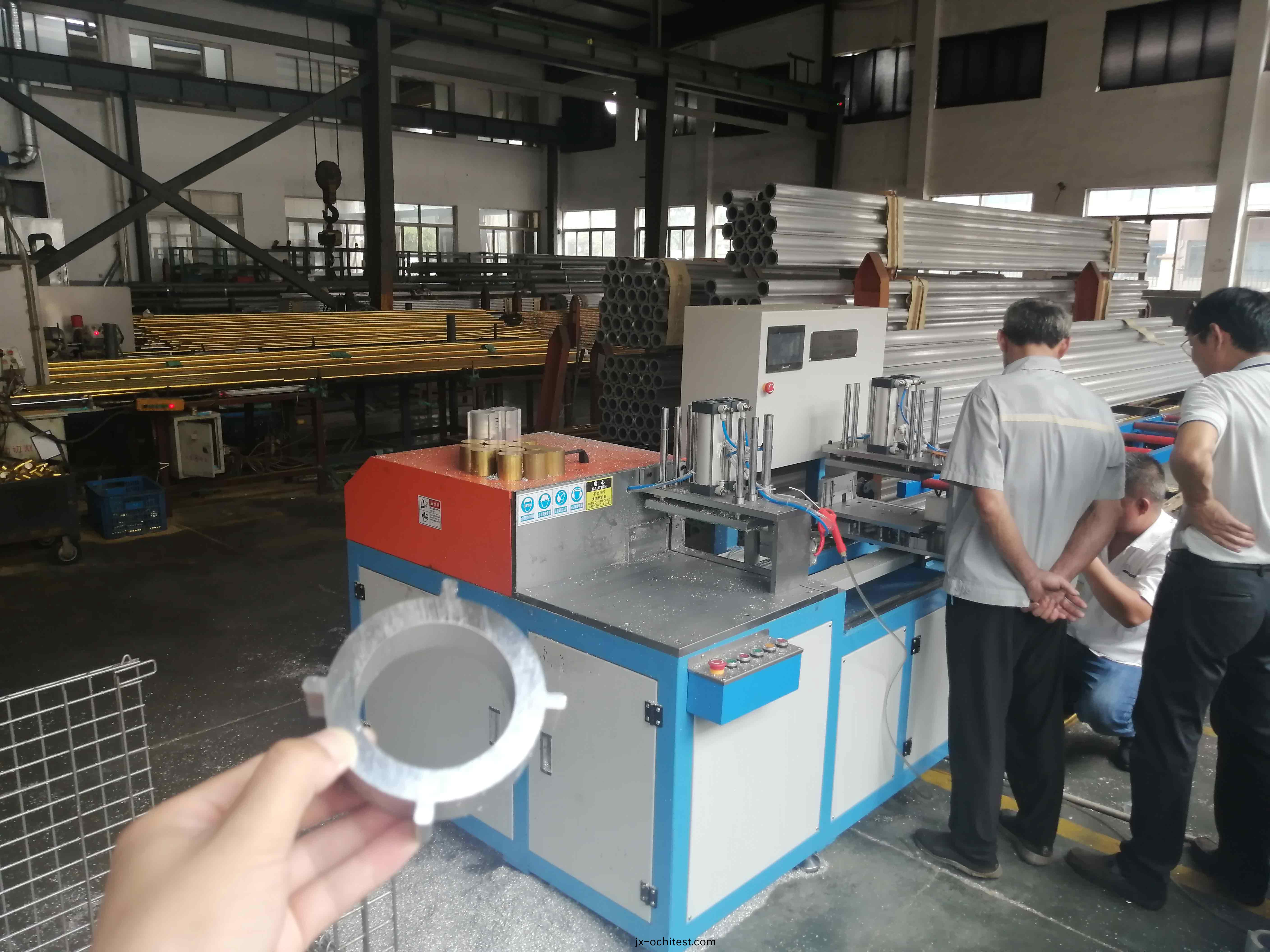 SDY-Q300銅棒(bang)下(xia)料(liao)機客戶(hu)現(xian)場 SDY-Q300銅棒(bang)下(xia)料(liao)機客戶(hu)現(xian)場(chang)