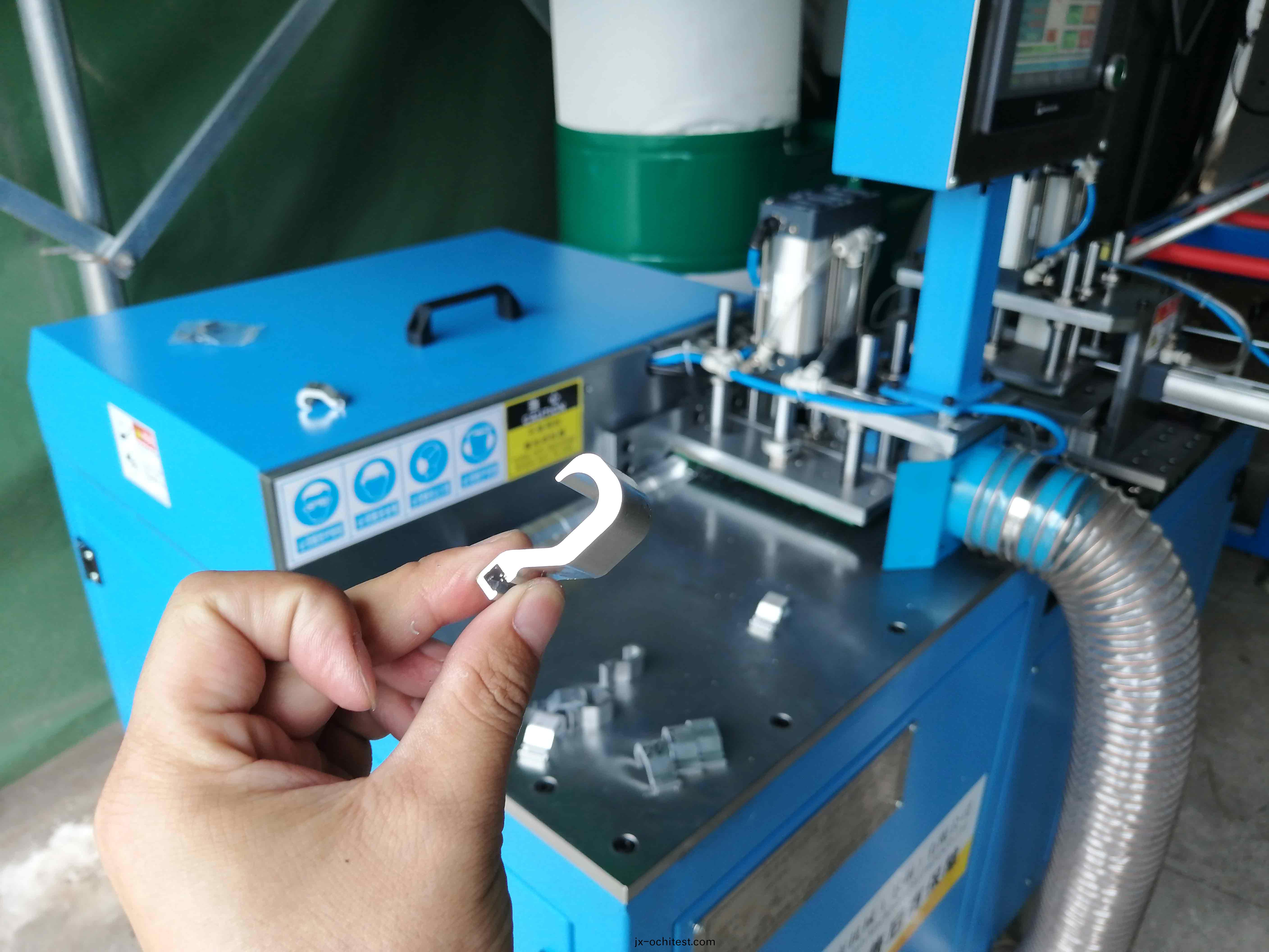 全自(zi)動(dong)切鋁(lv)機(ji)450切割異性材(cai)料(liao)