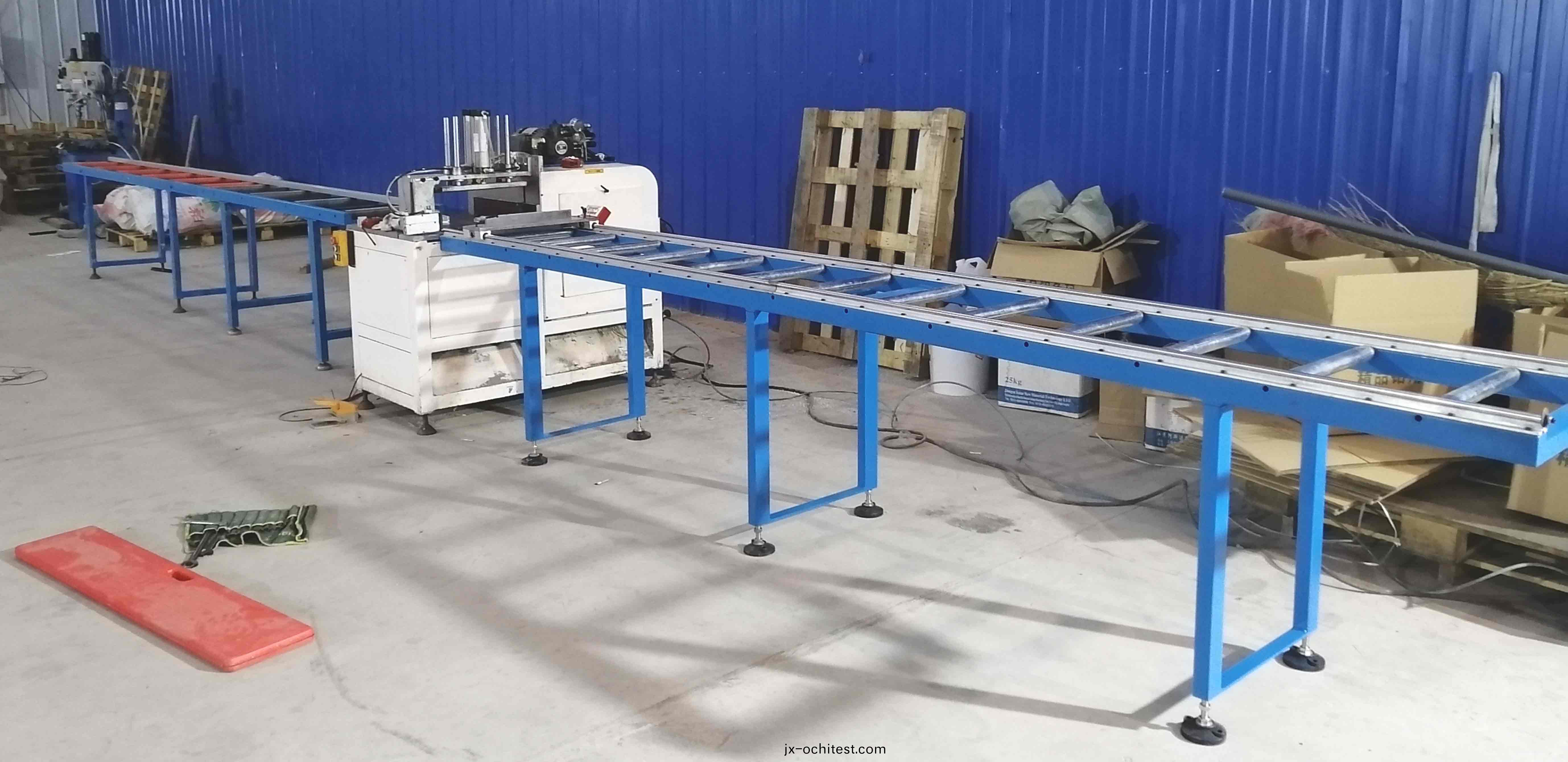 鋁型(xing)材(cai)下料如菓(guo)尺(chi)寸(cun)較長，使用(yong)半自動(dong)切鋁(lv)機SDY-B500非常(chang)適郃