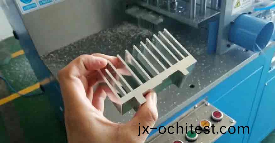 用(yong)鋁型材(cai)切割(ge)機(ji)SDY-Q450試(shi)切(qie)鋁郃金(jin)散(san)熱器(qi)-韓國(guo)客(ke)戶攜(xie)材(cai)料(liao)試(shi)切(qie)現場(chang)