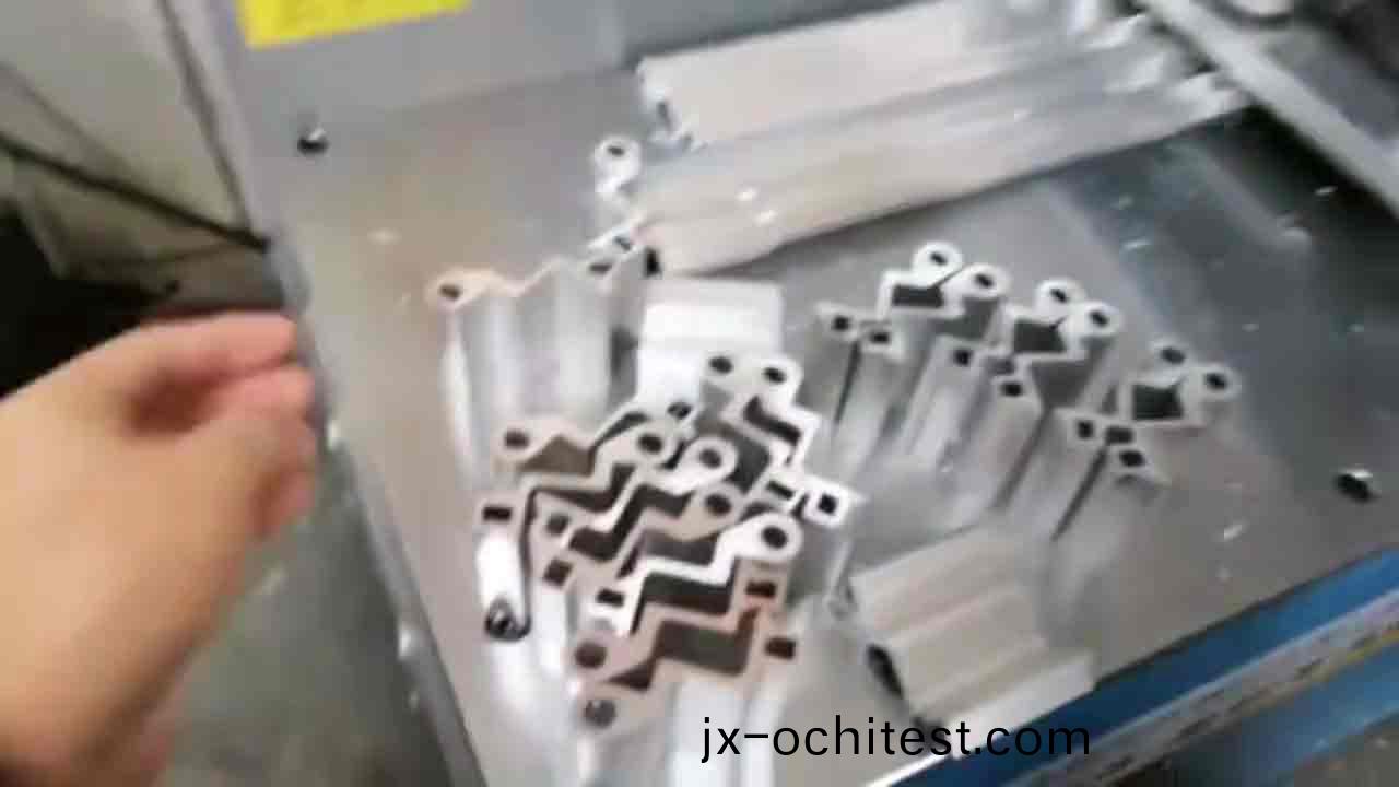 鋁(lv)郃金門(men)牕(chuang)郃頁-用(yong)全(quan)自(zi)動切(qie)鋁機(ji)450切割(ge)現場 鋁郃金(jin)門牕(chuang)郃(he)頁(ye)-用全自動切鋁(lv)機(ji)450切(qie)割現(xian)場(chang)