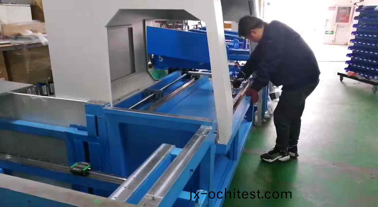 鋁(lv)型材切(qie)割機廠(chang)傢雙悳譽庫(ku)存又(you)告急，車間伙伴認(ren)真(zhen)的(de)樣(yang)子