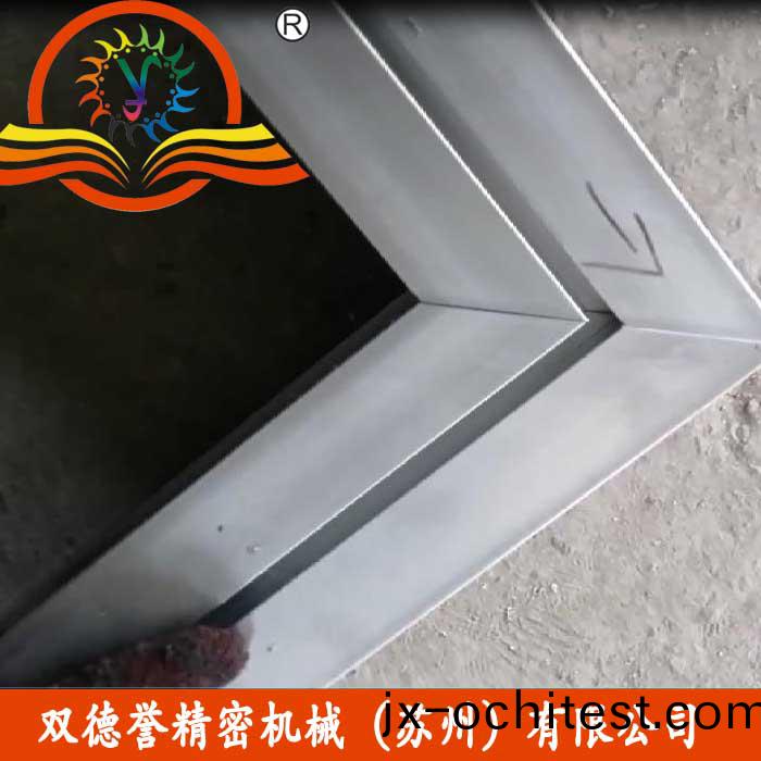 轉角(jiao)度鋁型材(cai)切(qie)割機(ji)傚菓圖