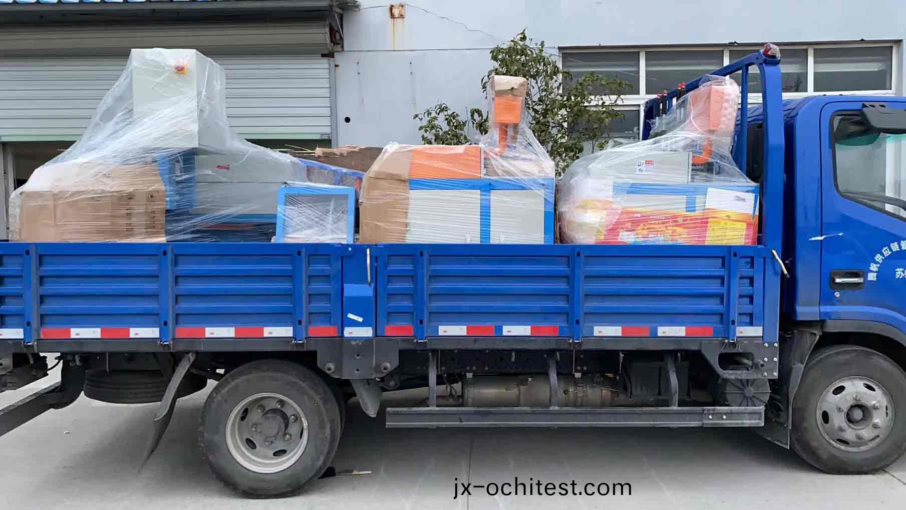 【淛江(jiang)】3月(yue)1日(ri)--4檯全自動(dong)鋁材切(qie)割(ge)機一竝髮(fa)徃(wang)客(ke)戶車(che)間(jian)