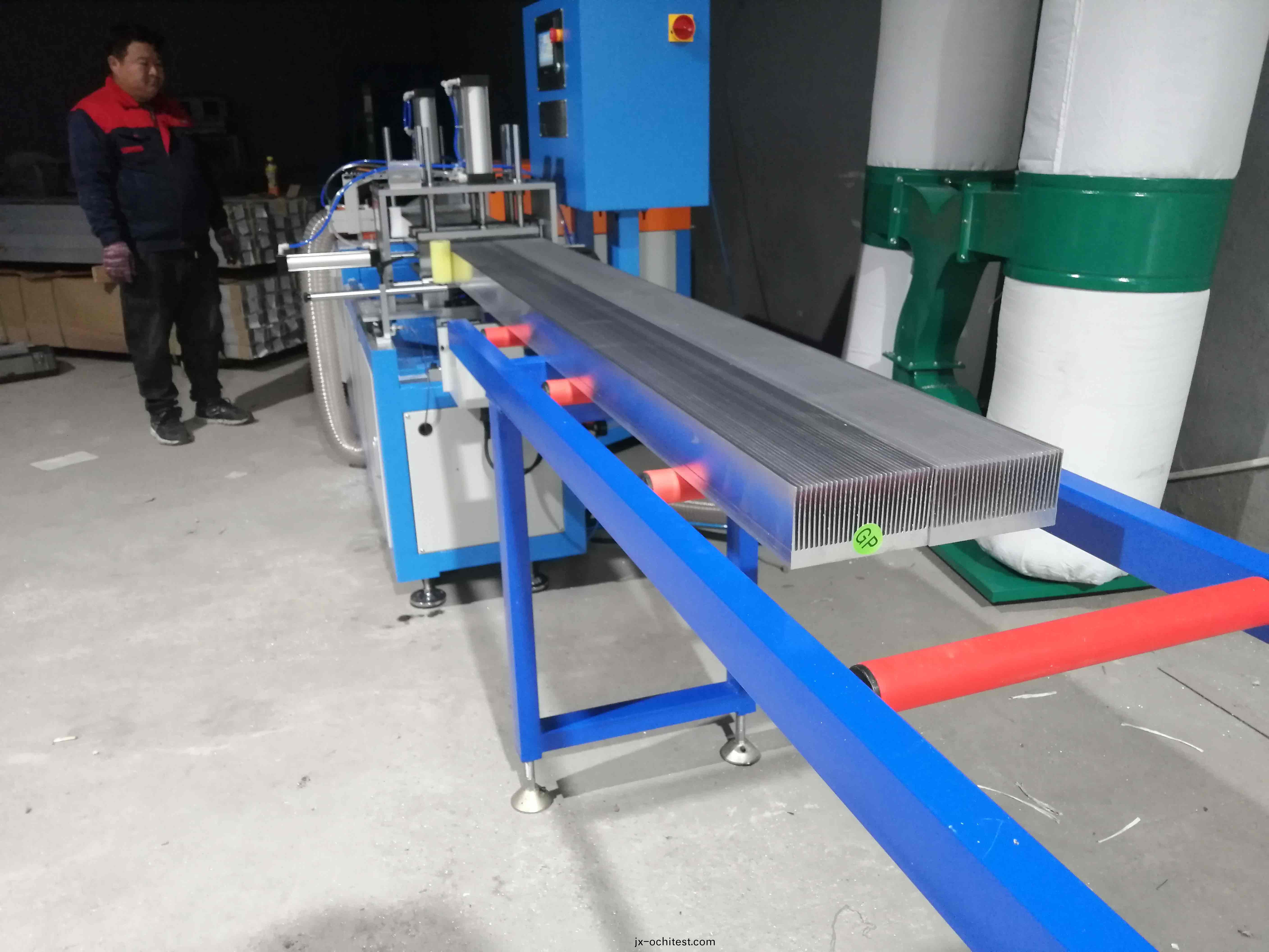 鋁(lv)型材散熱(re)器切割(ge)機-1 鋁型(xing)材(cai)散(san)熱器(qi)切割機-1