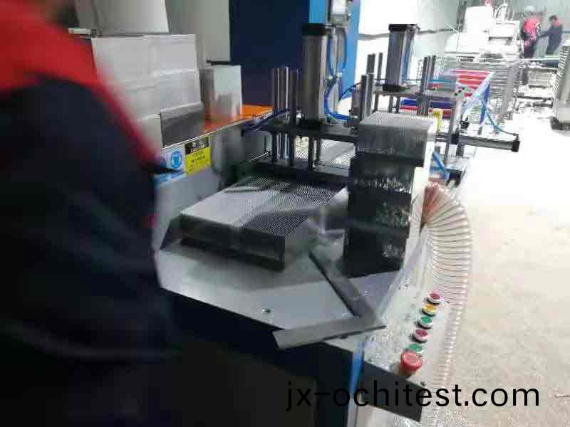 鋁(lv)型材散(san)熱器切割(ge)機-2 鋁型材(cai)散熱器(qi)切割機-2