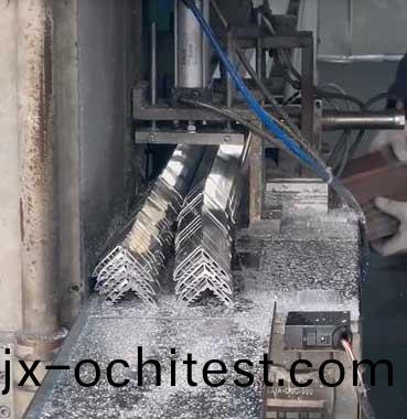 客戶車(che)間(jian)切鋁(lv)機