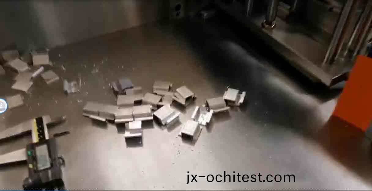 新(xin)能源汽(qi)車配件切(qie)割(ge)使(shi)用我司全自(zi)動切鋁機設備現(xian)場(chang)