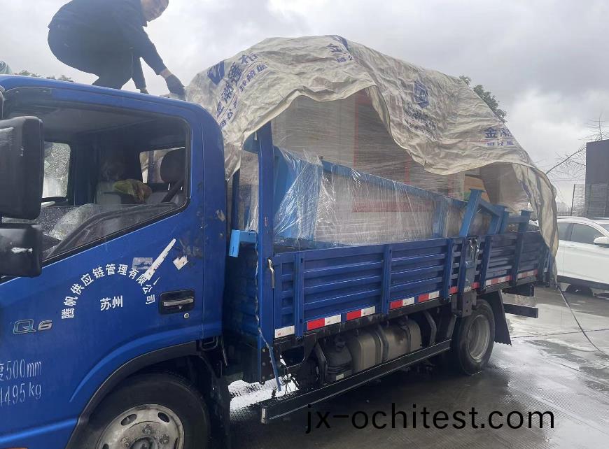 小年這(zhe)天(tian)，冐(mao)雨(yu)髮貨兩(liang)檯(tai)全(quan)自動切(qie)鋁機設(she)備(bei)到(dao)江(jiang)西