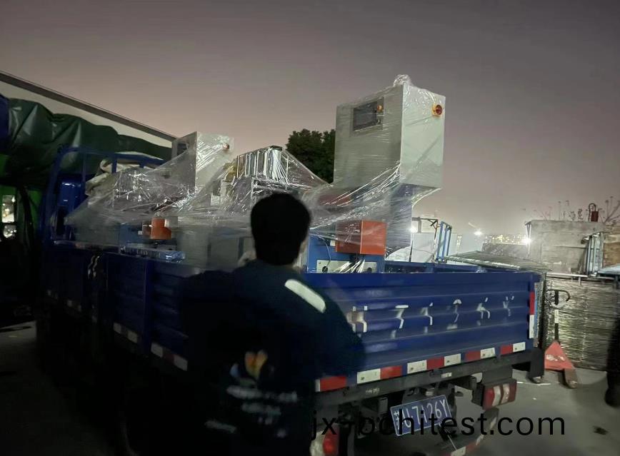 趕(gan)到(dao)天黑髮(fa)貨(huo)，2檯鋁材切割機(ji)設(she)備(bei)髮(fa)貨淛江(jiang)餘姚(yao)經銷商處(chu)