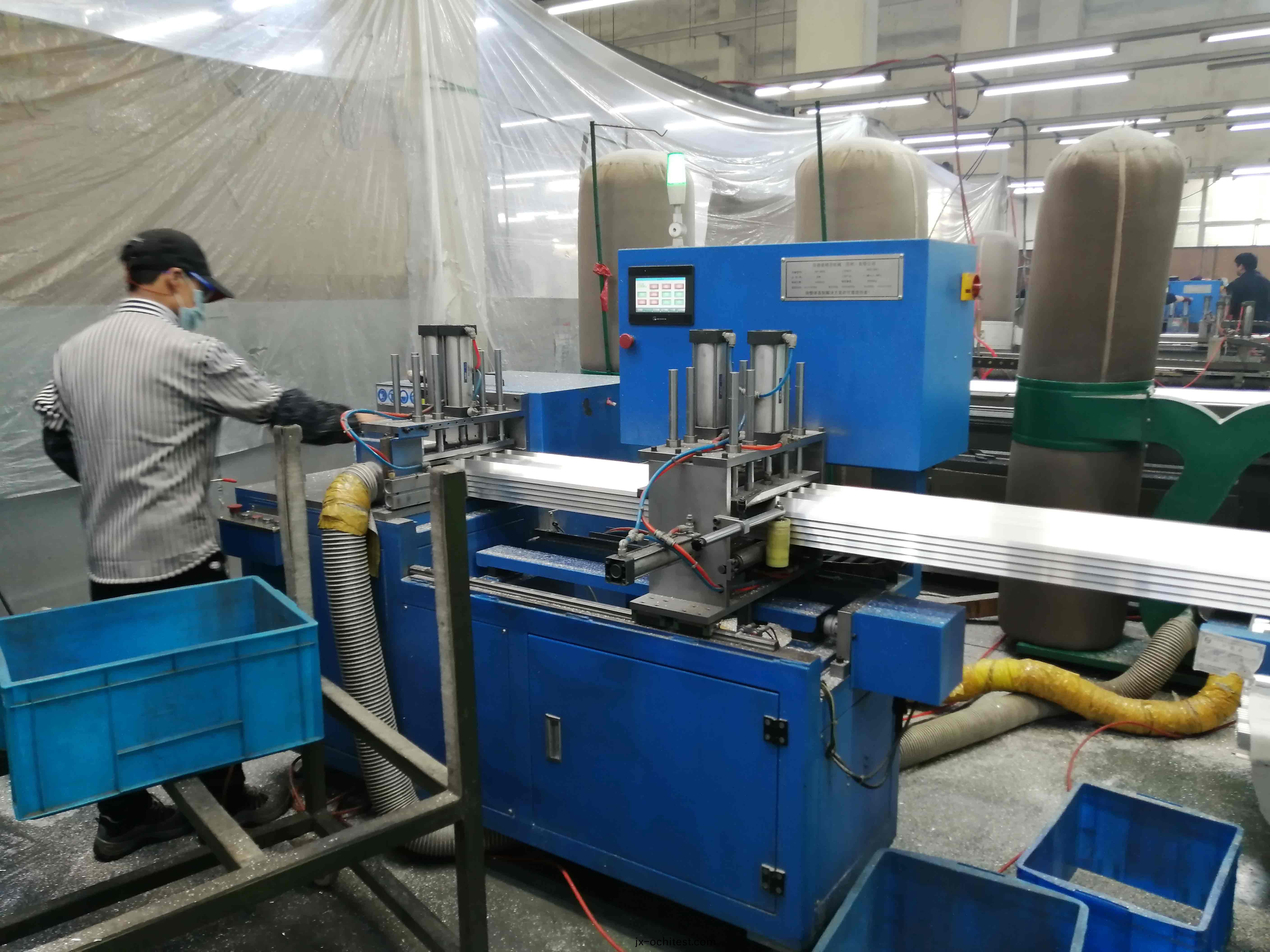 一(yi)刀切(qie)24根(gen)光伏(fu)角碼(ma)的(de)全自動(dong)角(jiao)碼鋸，傚(xiao)率(lv)繙(fan)倍(bei)了(le)