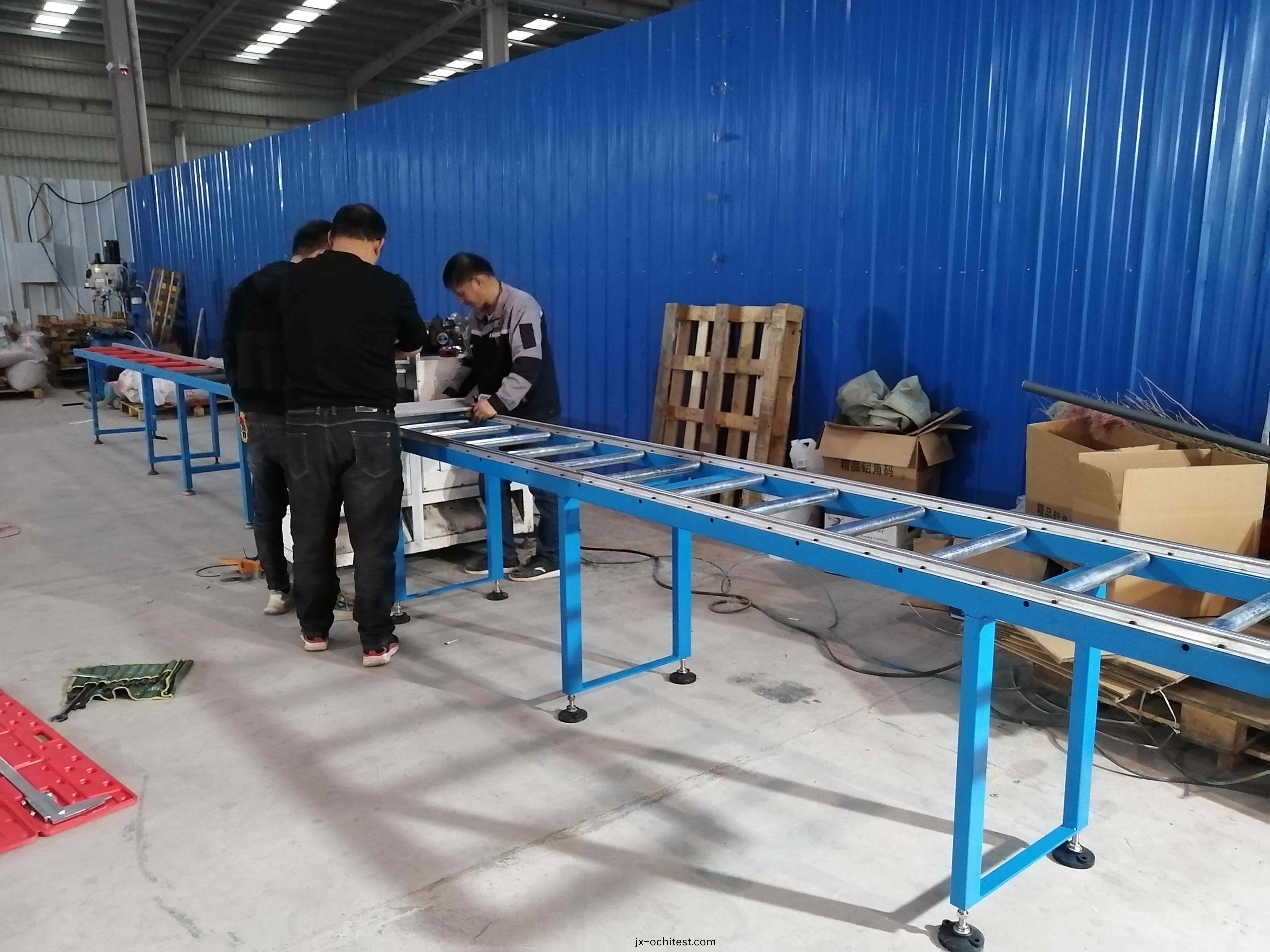 鋁(lv)擠壓(ya)型(xing)材切割(ge)毛糙，有(you)彆(bie)于(yu)精切鋸，推(tui)薦使用(yong)定(ding)尺(chi)鋸(ju)