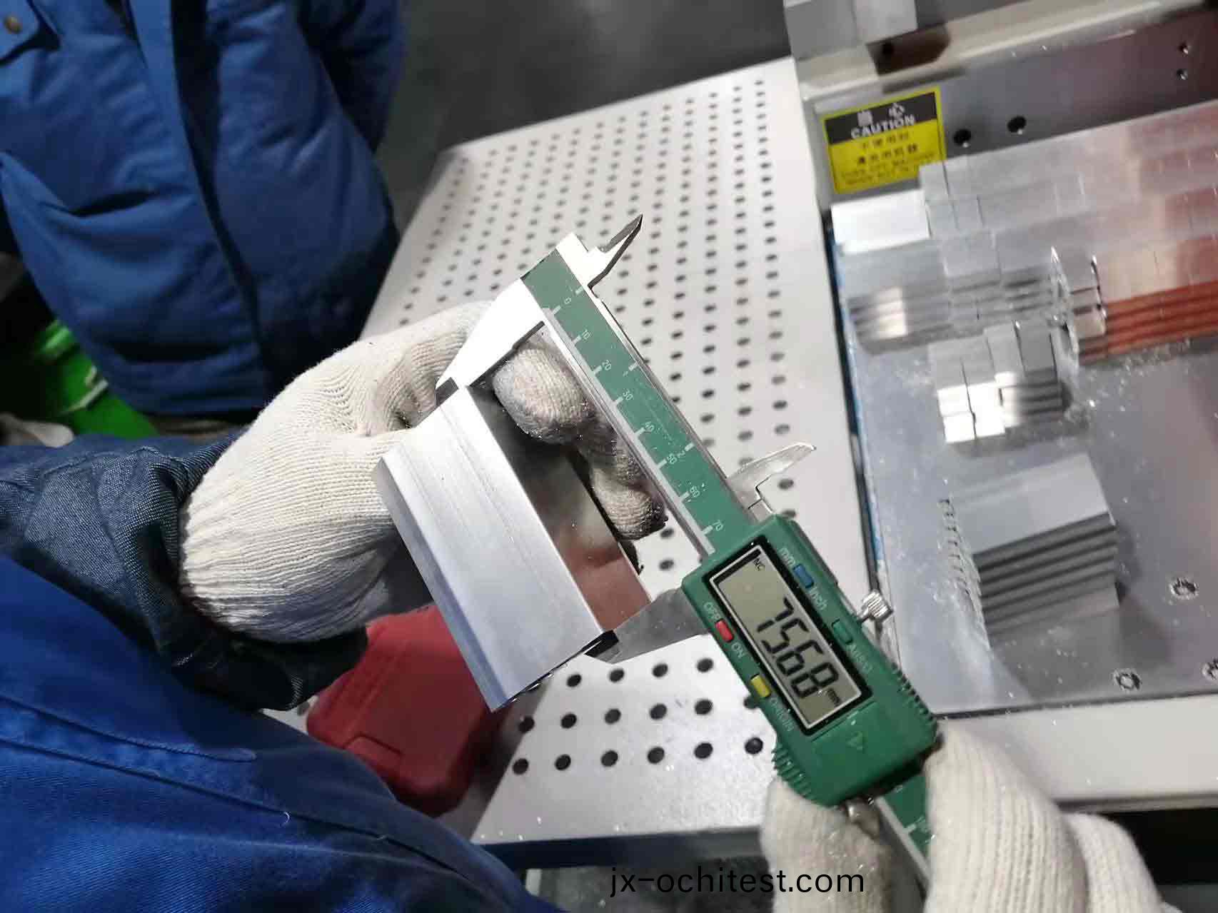 分離式(shi)全自(zi)動(dong)切鋁(lv)機-鋁切機(ji)-型(xing)材(cai)切割機(ji)客(ke)戶現(xian)場(chang)尾料(liao)測量圖(tu)-2 分(fen)離式全自動(dong)切(qie)鋁(lv)機-鋁切機(ji)-型(xing)材切(qie)割(ge)機客(ke)戶(hu)現場(chang)尾料(liao)測(ce)量圖-2